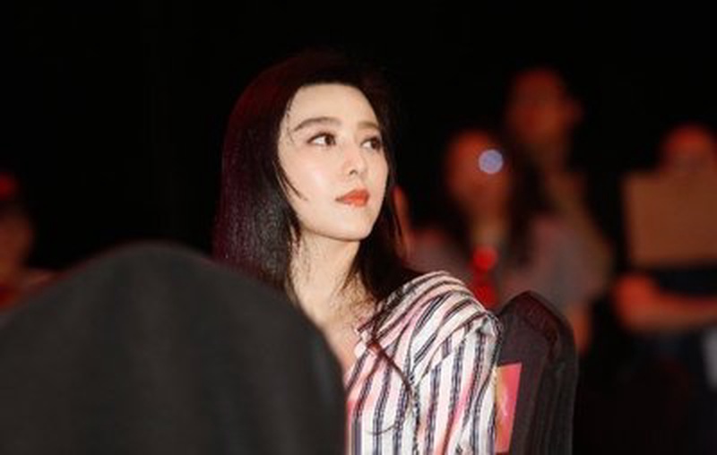 刘亦菲素颜机场被偶遇 顺手帮旅客拉帘子细节曝光