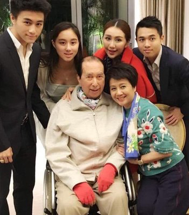 何猷君携妻路边摊撸串 三保镖围桌站岗引热议