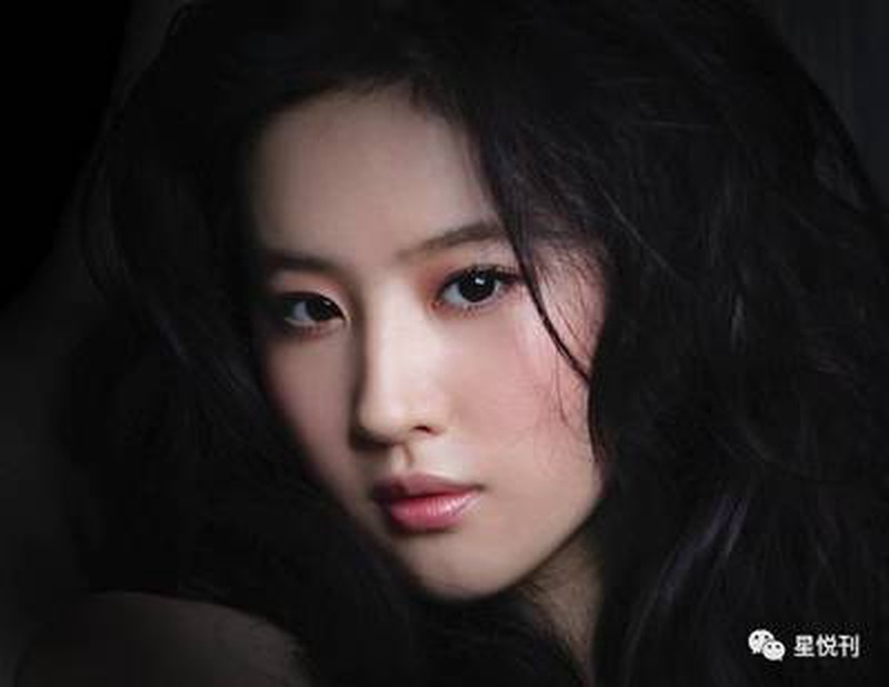 刘亦菲素颜机场被偶遇 顺手帮旅客拉帘子细节曝光